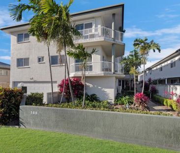 Spacious 3-Bedroom Furnished Unit with Pool, Just One Block from Th... - Photo 2