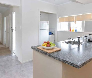 Tidy 2 Bedroom Home in Convenient Mangere East Location - Photo 3