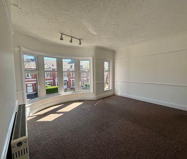 A three bedroom Mid Terraced House - Photo 2