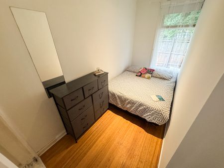 PREMIERE LOCATION FIVE BEDROOM HOUSE - Photo 5