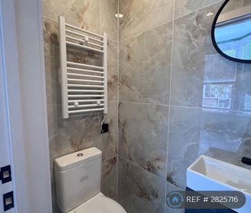 1 bedroom in a house share to rent - Photo 6