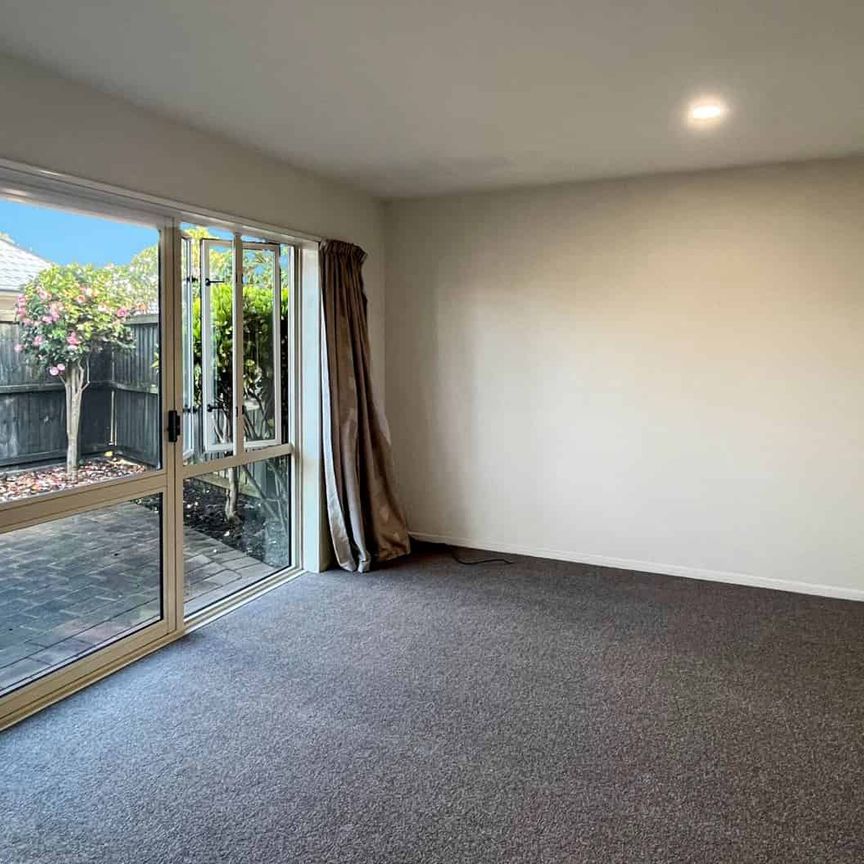 RICCARTON - TWO BEDROOM TOWNHOUSE, HEAT PUMP, SINGLE AUTO GARAGE - Photo 1