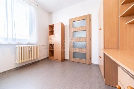 Pronájem slunného bytu s lodžií v žádané lokalitě města. - Photo 5