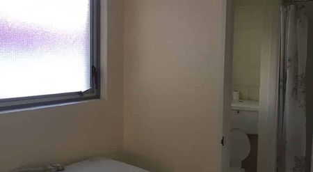 Centrally Located One Bedroom Flat - Photo 5