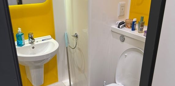 Studio Flat, Sycamore House, LS3 - Photo 2