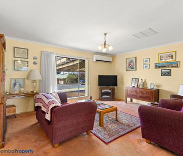 SPACIOUS FAMILY HOME IN BEAUTIFUL LOCATION! - Photo 4