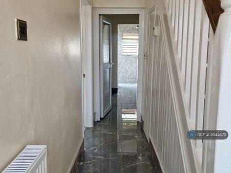 3 bedroom semi-detached house to rent - Photo 5