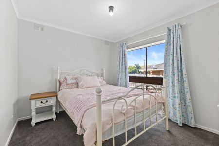 Immaculate Three Bedroom House - Photo 5