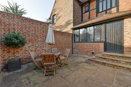 Fabulous first floor apartment of quality and character with courtyard garden and allocated parking - Photo 2