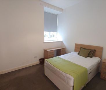 3 bedroom flat to rent - Photo 3