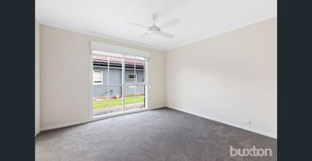 Stunning Renovated 3 Bedroom Home in Parkdale - Photo 4