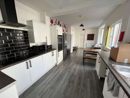 🏡 Traditional HMO Living at 74 Mayfield Street, Hull Room 6 - Double Room En-suite - Photo 3