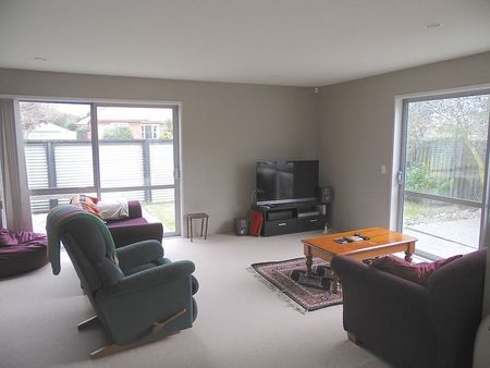 Double glazed home in convenient location. - Photo 5