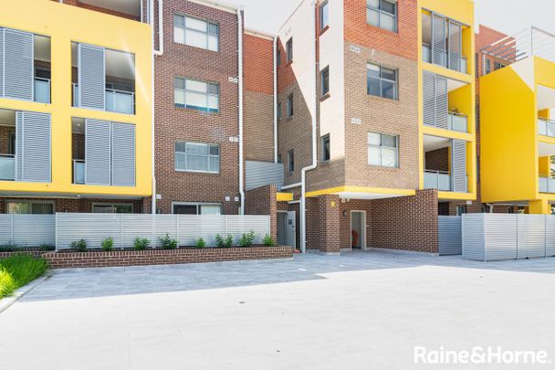 Immaculate 2 Bedroom Apartment in Guildford - Photo 1
