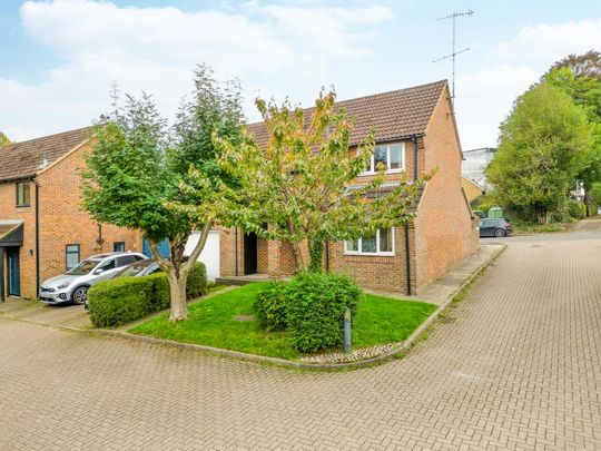 4 bedroom link detached house to rent - Photo 1