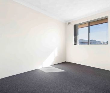 Modern Two Bedroom Apartment, Moments To The Shops, Transport And S... - Photo 2