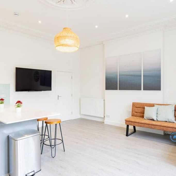 5 bedroom flat to rent - Photo 1