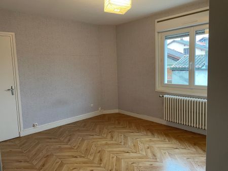 Location Appartement 5 pièces 140m² CHARLIEU 42190 - Photo 5