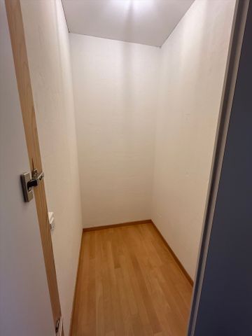 "Helle, grosse Wohnung direkt am Bahnhof Ins" - Photo 4