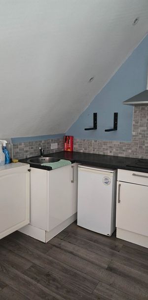 Studio Flat, Streatham High Road, SW16 - Photo 1