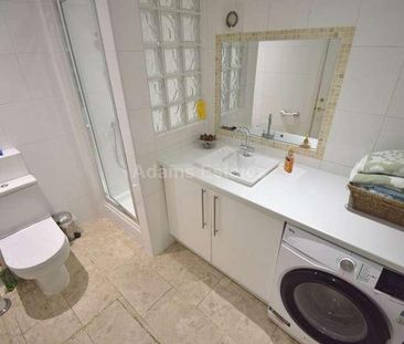 Executive Master Suite With Private Bathroom, Tv & Parking ? Premiu... - Photo 3