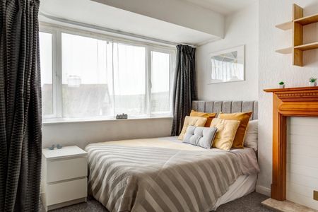 4 Bed Semi-Detached House, Bevendean Crescent, BN2 - Photo 5