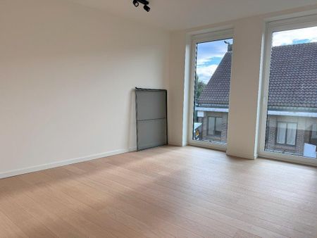 Recent appartement met 2 slaapkamers, terras en autostaanplaats. - Foto 3