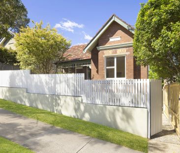 A Freestanding Classic with expansive rear yard - Photo 6