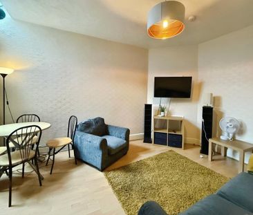 3 bedroom end of terrace house to rent - Photo 2