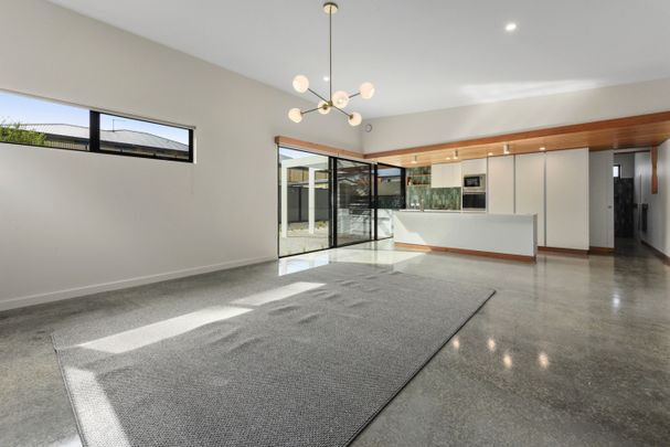 Stylish Modern Living - Photo 1