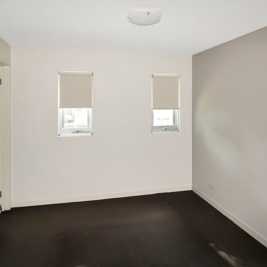 Oversized 2 bedroom apartment with own street entrance - Photo 1