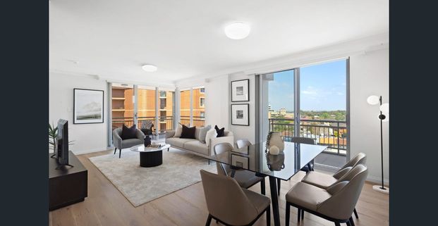 Located in the heart of Kingsford - Photo 1