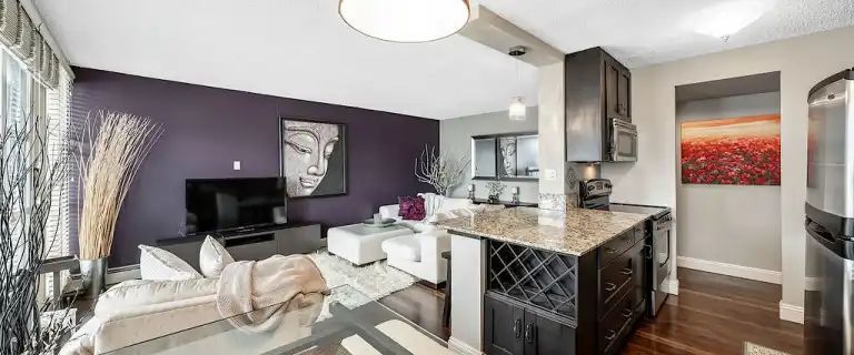 Stylish Executive Condo w/ Breathtaking Downtown Views — Fully Furnished | 733 14 Ave SW, Calgary - Photo 1
