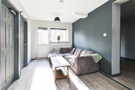 6 bedroom semi-detached house to rent - Photo 2