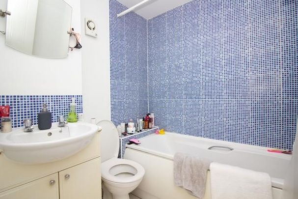 2 bedroom end of terrace house to rent - Photo 1