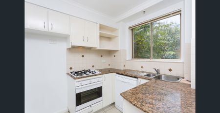 Light filled one bedroom apartment - Photo 3