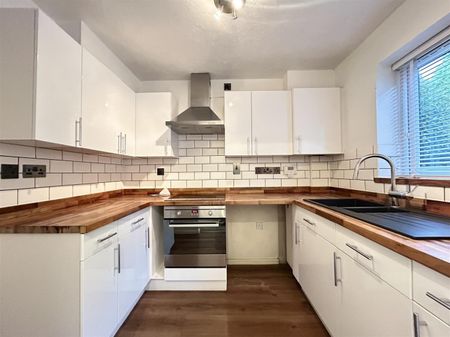3 Bedroom House - Semi-Detached To Let - Photo 2