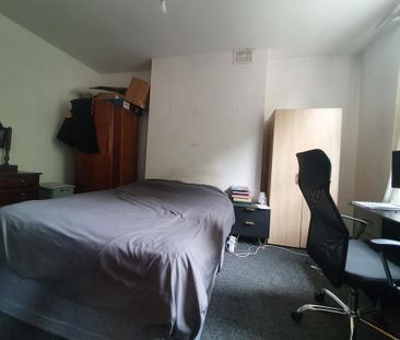 6 bedroom end of terrace house to rent - Photo 2