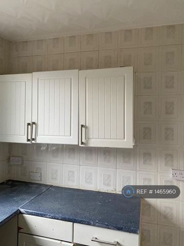 4 bedroom semi-detached house to rent - Photo 5