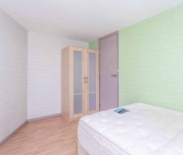 Bright, Modern Ground Floor Unit - Photo 5