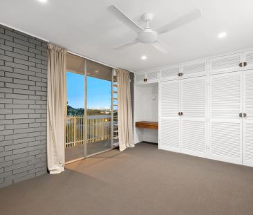 Spacious Family Home with Breathtaking City Views in Everton Park - Photo 5