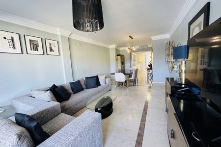 2 Bedroom Apartment For Rent in Nueva Andalucía, Málaga - Foto 2