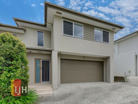 SPACIOUS & MODERN TOWNHOUSE WITH DUCTED AIR + MORE!! - Photo 2