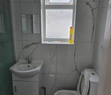 Studio Flat, Sutton Lane, TW3 - Photo 1