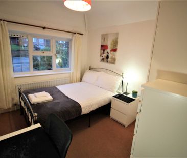 EN SUITE- Room 6, Pewley Way, Guildford, GU1 3PX - Photo 6