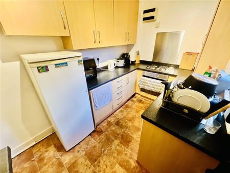 1 bedroom in a house share to rent - Photo 3