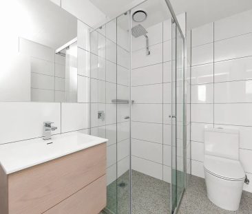 Modern, Sleek & Stylish Apartment! - Photo 2