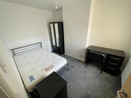 4 bedroom terraced house to rent - Photo 3