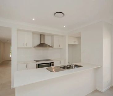 “FAMILY HOME IN HIGHLY SOUGHT-AFTER HAYFIELD ESTATE” - Photo 5