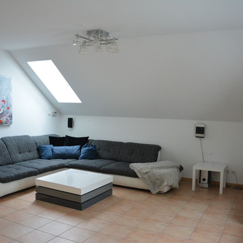 STILVOLLE MANSARDENWOHNUNG IN RUHIGER SIEDLUNGSLAGE VON GARSTEN - Foto 1